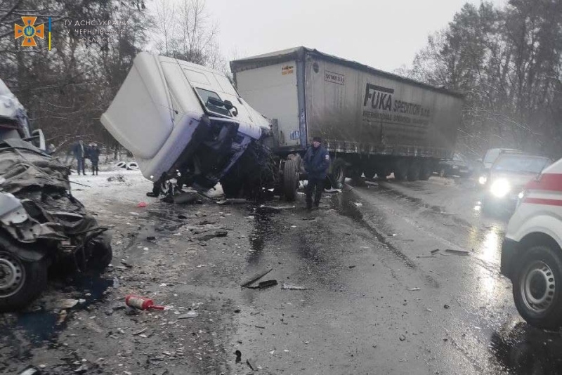 Жуткое ДТП под Черниговом: маршрутка столкнулась с грузовиком - погибло 12 человек
