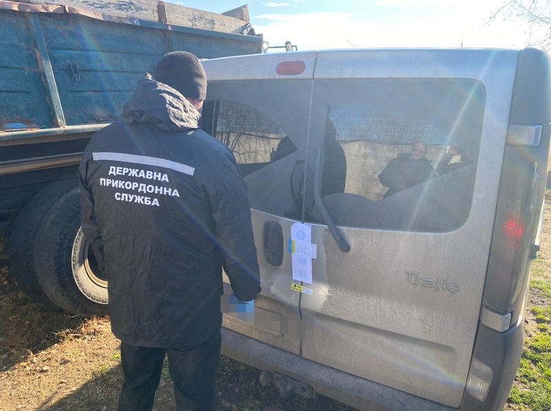 Аккерманские пограничники остановили на трассе Одесса-Рени микроавтобус с контрафактным алкоголем и сигаретами