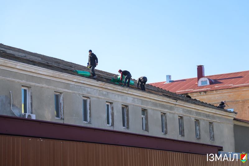 В Измаиле ремонтируют крышу бывшей психбольницы - там разместят травматологию