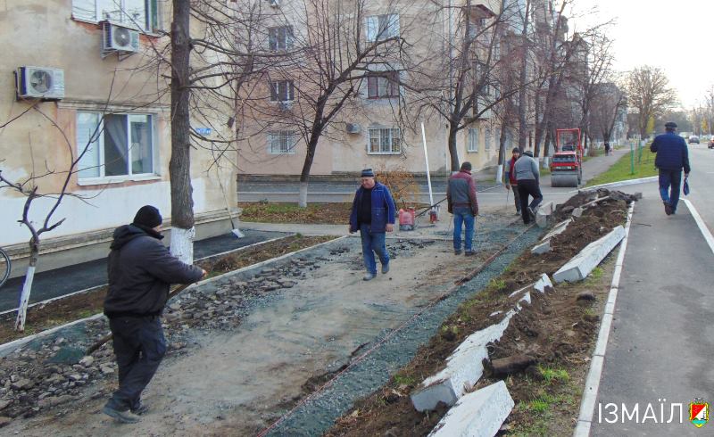 В Измаиле на Гагарина рядом с ж/д вокзалом основательно ремонтируют тротуары