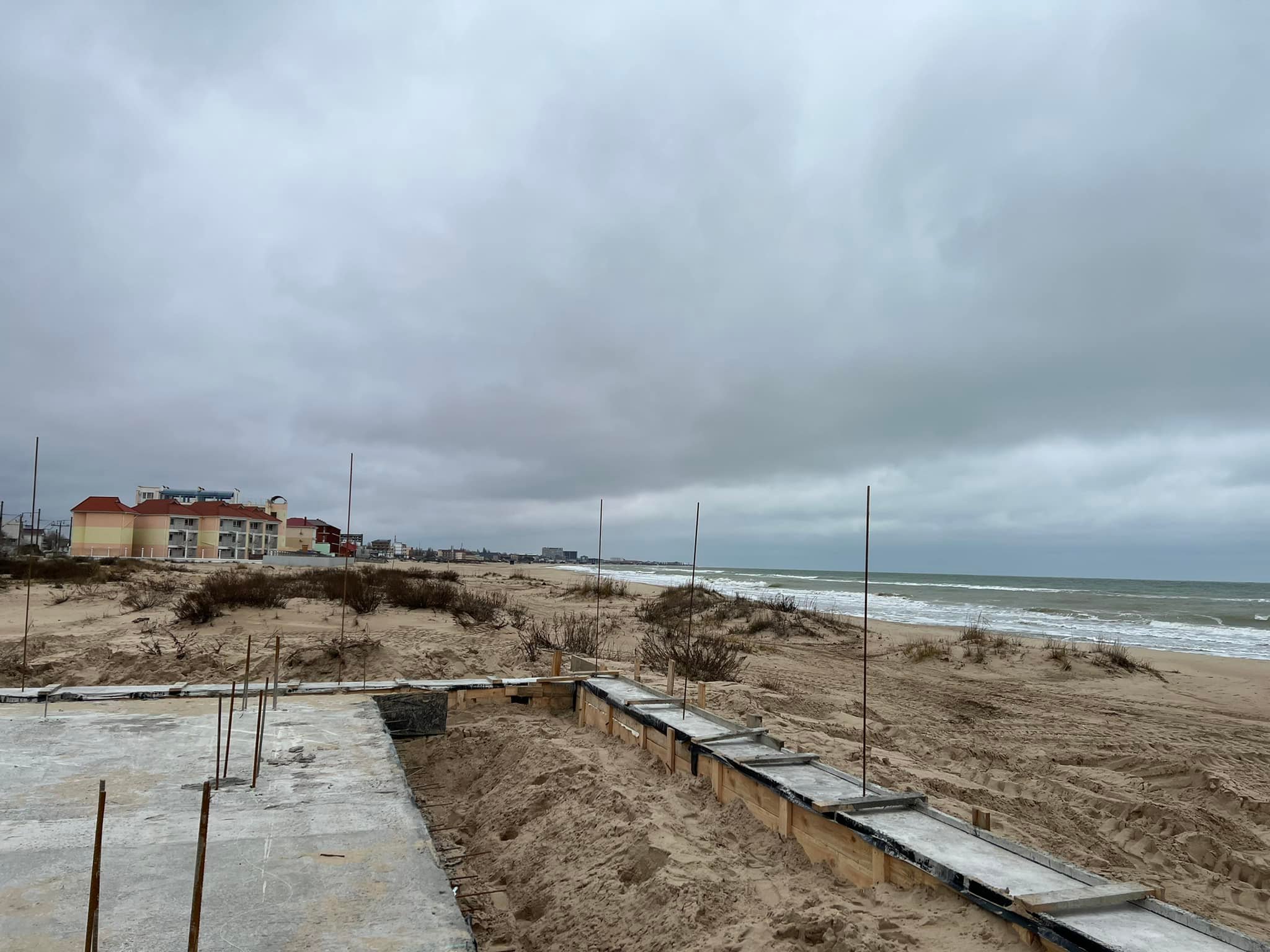 На пляже в Затоке начали возведение очередной гостиницы: местные жители считают строительство незаконным