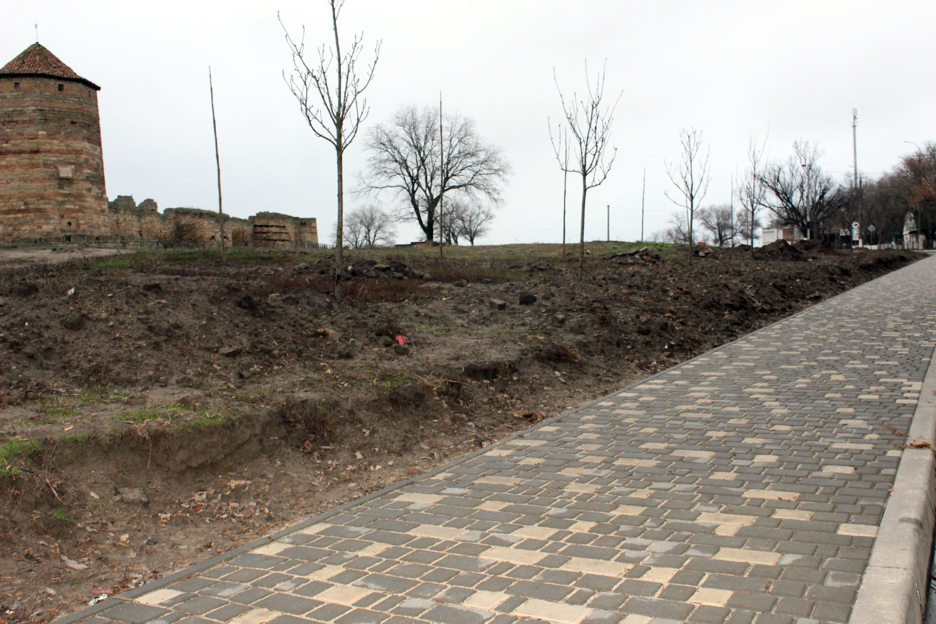 Благоустройство Аккермана: долгожданный тротуар возле средневековой крепости, обновление пешеходных дорожек и придомовых территорий