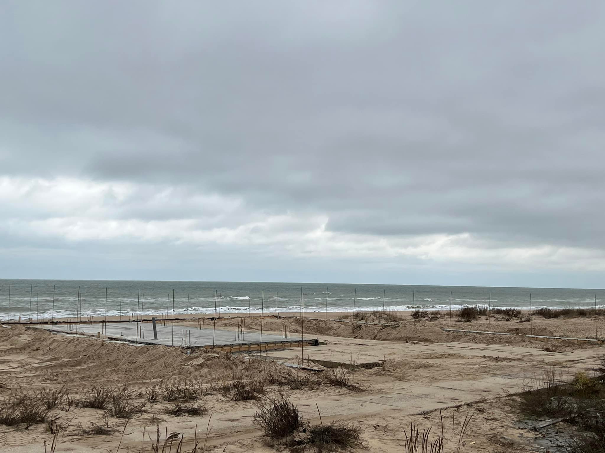 На пляже в Затоке начали возведение очередной гостиницы: местные жители считают строительство незаконным