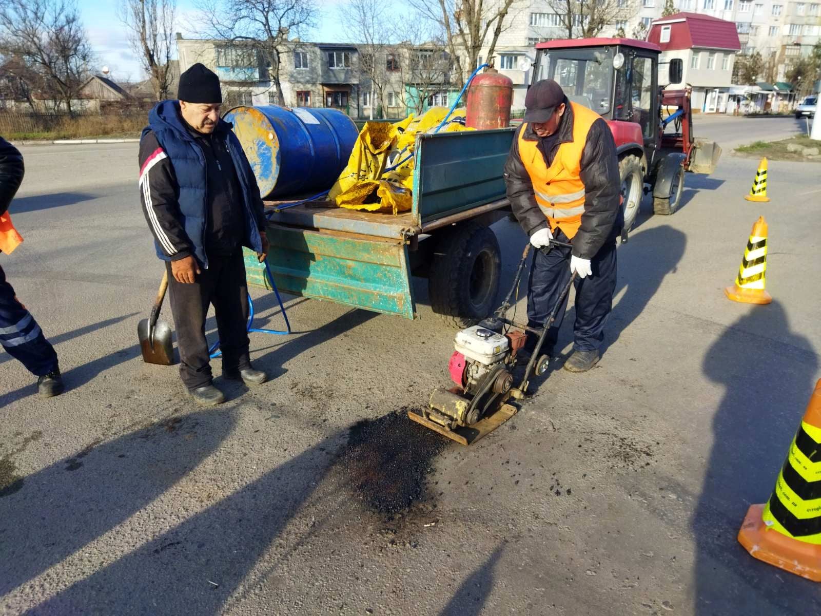 В Белгороде-Днестровском продолжают латать ямы холодным асфальтом