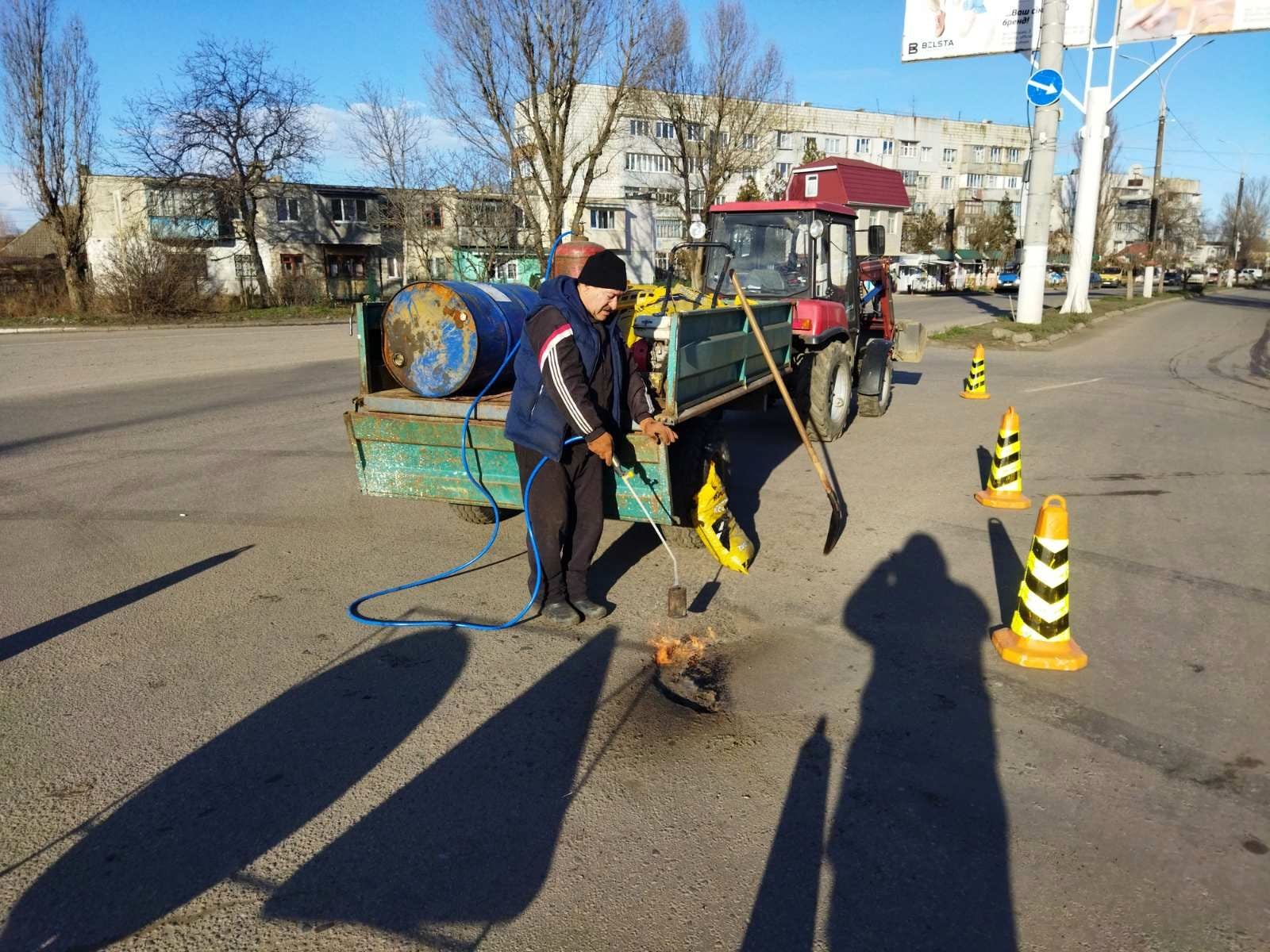 В Белгороде-Днестровском продолжают латать ямы холодным асфальтом