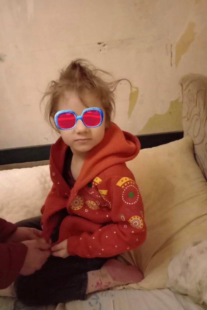 Ад, который родители считают нормой: в Одессе из захламленного дома сотрудники соцслужбы забрали двоих маленьких детей