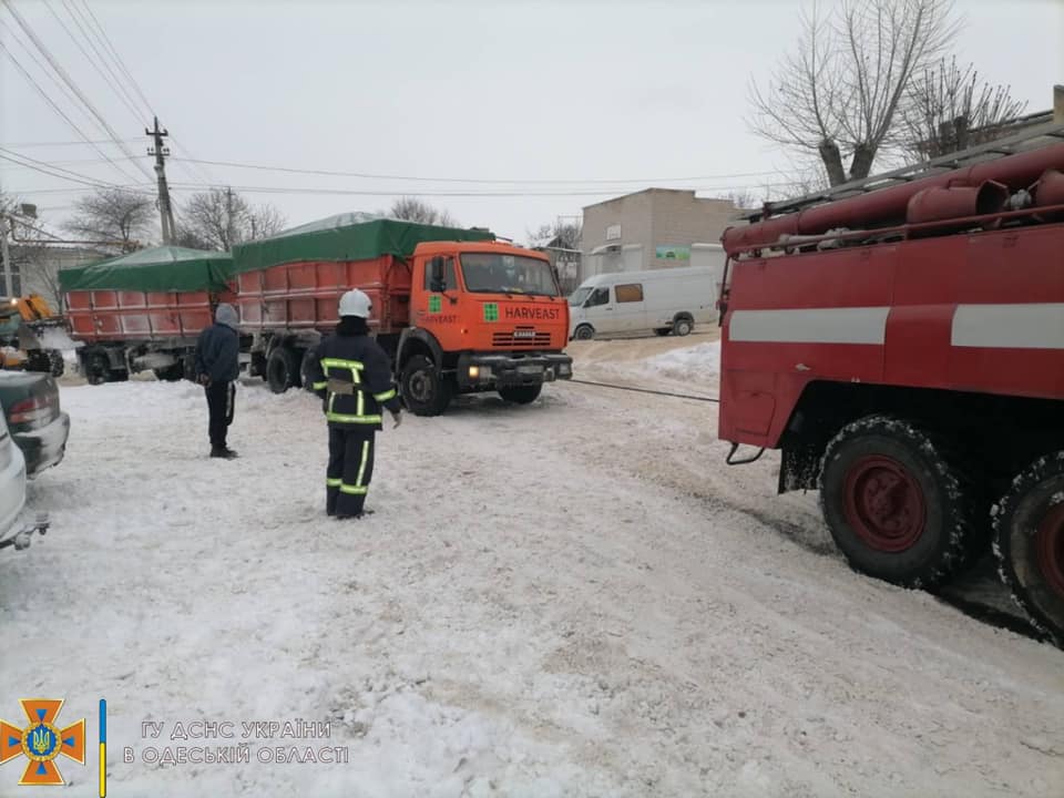 Непогода в Одесской области: спасатели 8 раз выезжали извлекать автотранспорт из снежных заносов и скользких участков дорог