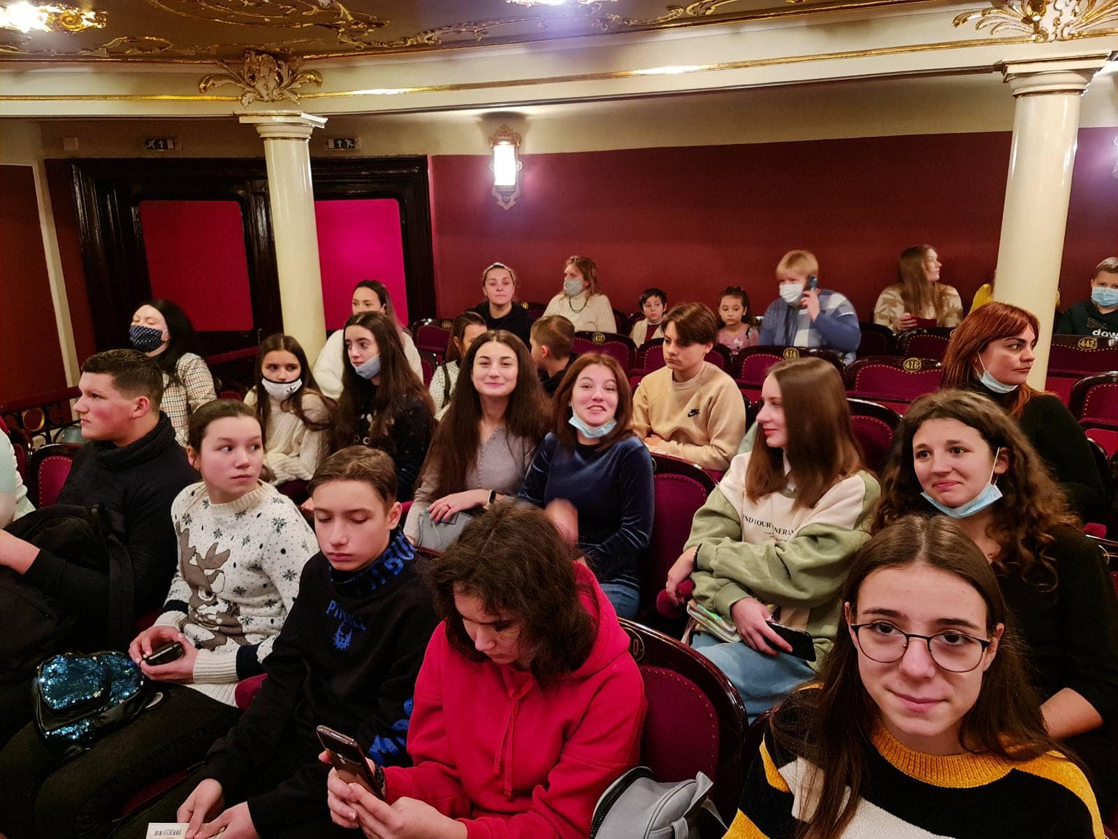 Одаренные школьники Килийской громады посетили спектакль в Одесском театре