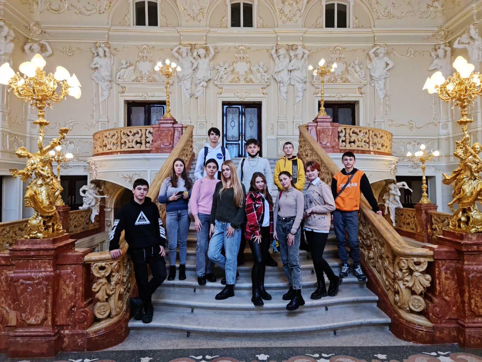 Одаренные школьники Килийской громады посетили спектакль в Одесском театре