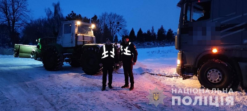 Полицейские Одесщины помогают водителям, ставшим заложникам стихии