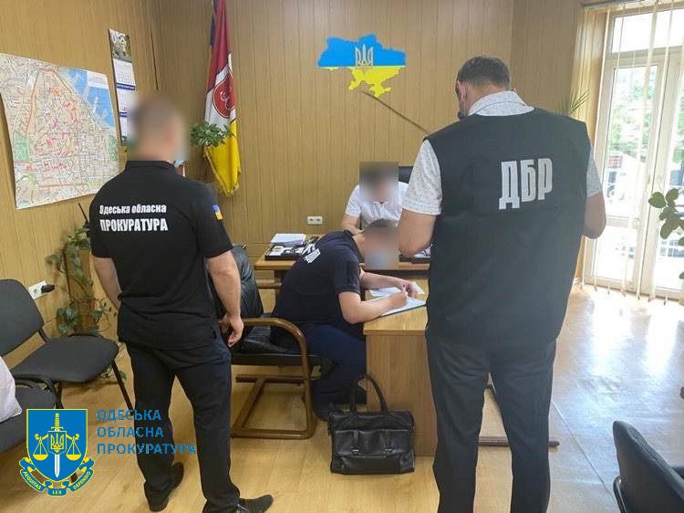 Хотел продать элитный внедорожник, разыскиваемый Interpol: начальник одного из райотделов полиции Одесской области может сесть на 6 лет