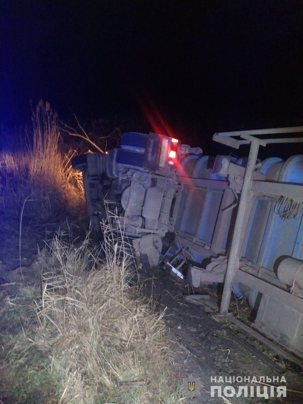 На трассе "Одесса - Рени" ночью перевернулся грузовик. Водитель погиб на месте