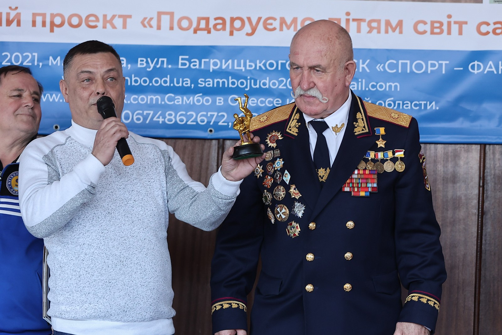 75-летний одесский богатырь свернул в узел стальной гвоздь-"двухсотку" на глазах детей из Одесской области