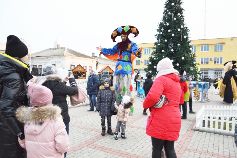 Такого Килия еще не видела: главную новогоднюю елку зажег трёхметровый Николай на ходулях (фоторепортаж)