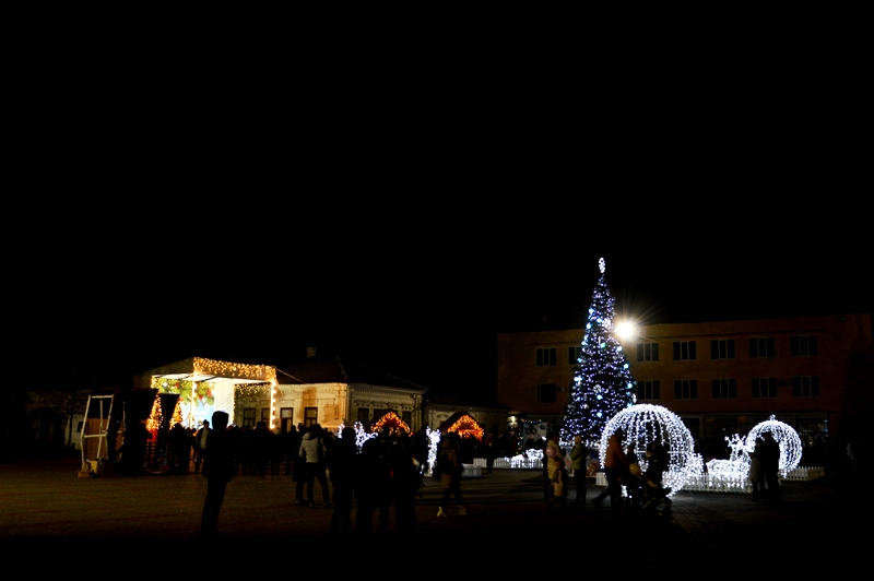 Такого Килия еще не видела: главную новогоднюю елку зажег трёхметровый Николай на ходулях (фоторепортаж)