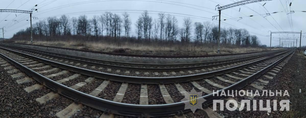 Сидел на рельсах: в Одесской области поезд сбил 17-летнего парня