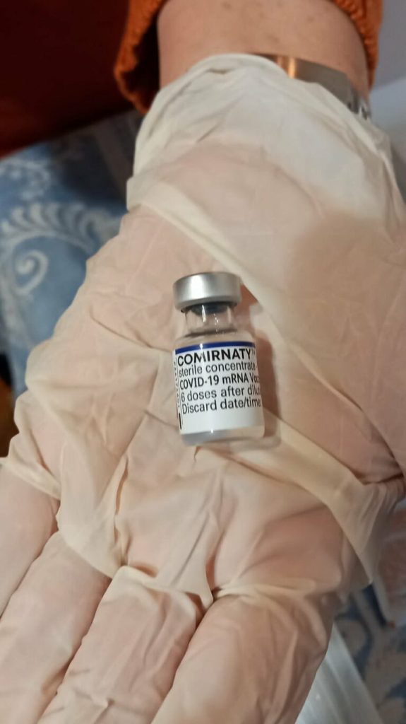 104-летняя бабушка из Одессы сделала прививку от коронавируса и определила, сколько лет проживет с "новым чипом"