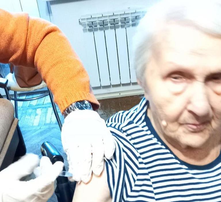 104-летняя бабушка из Одессы сделала прививку от коронавируса и определила, сколько лет проживет с "новым чипом"