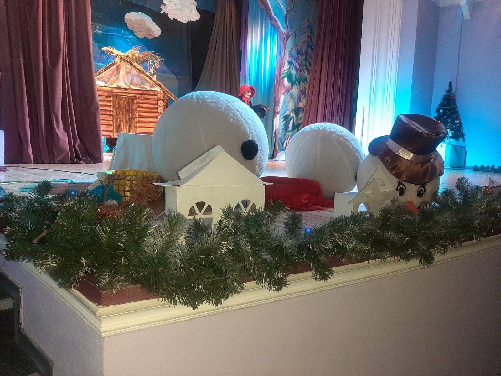 В Измаиле стартовала первая "Ёлка мэра". Детям показали новогоднюю сказку и вручили сладкие подарки