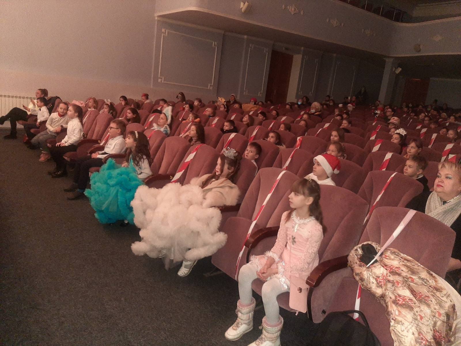 В Измаиле стартовала первая "Ёлка мэра". Детям показали новогоднюю сказку и вручили сладкие подарки