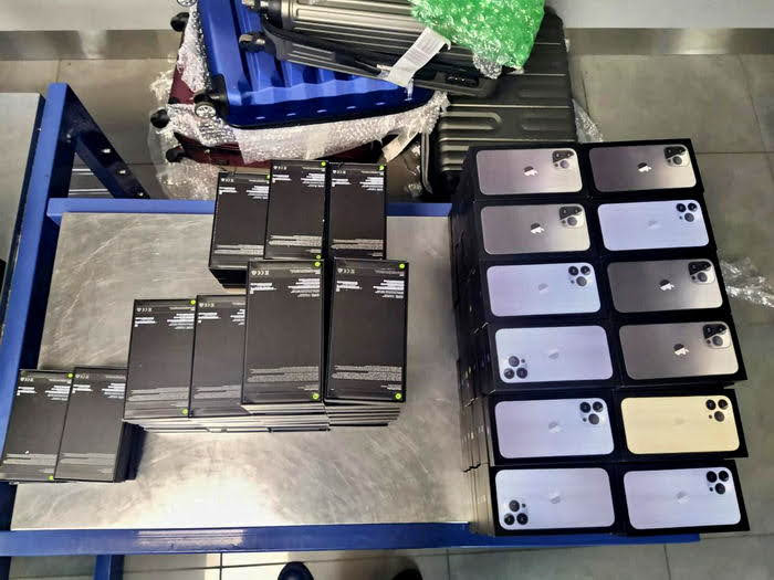 Айфоны в чемоданах: в Одессе таможня конфисковала 200 iPhone 13 Pro Max