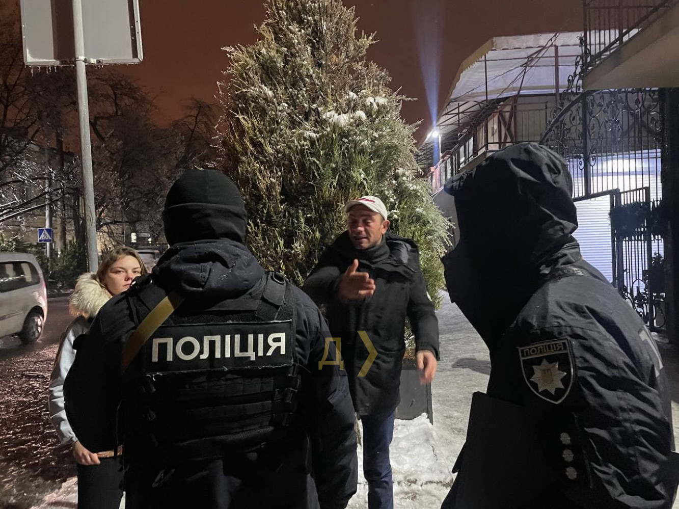 В Одессе незаконно торгующий пиротехникой продавец напал с ножом на журналистов