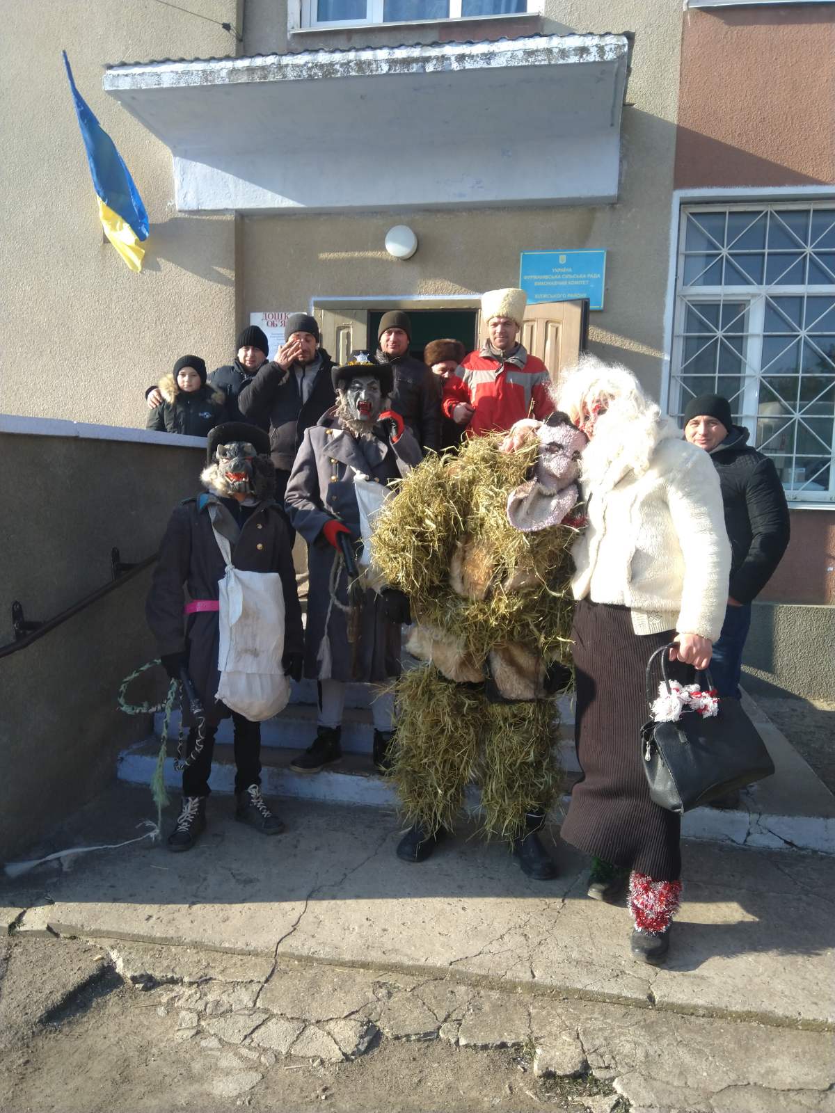 Маланка ходила: жители молдавского села Килийской громады нарядились в поражающие костюмы и отправились щедровать