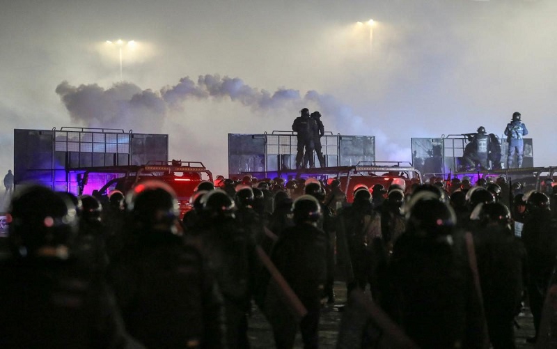 Отставка правительства, выстрелы и взрывы: жители Казахстана вышли на массовые протесты