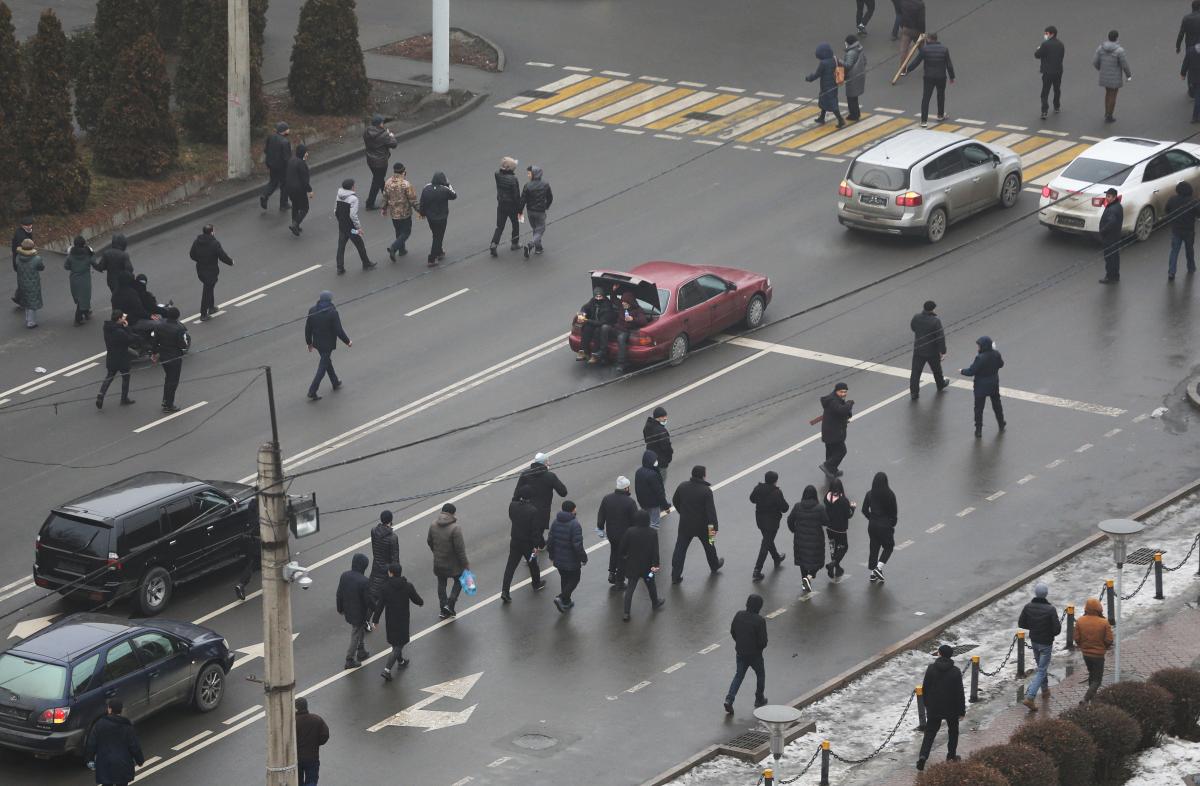 В Казахстане жесткие столкновения: протестующие захватили резиденцию президента