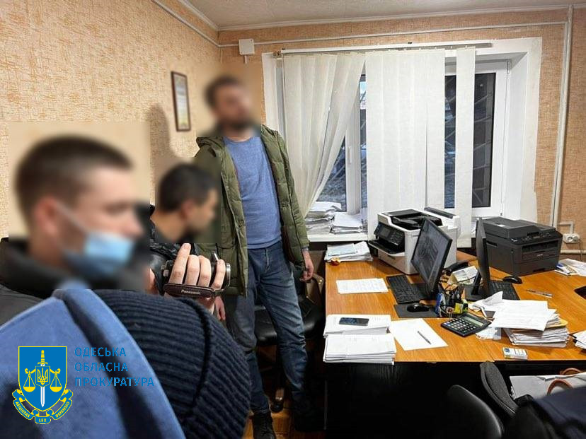 Снял запрет на выезд за 500 долларов: в Одессе задержали чиновника ГИС за взятку