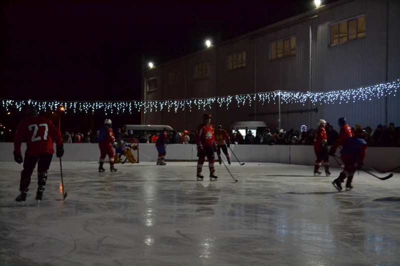 Долгожданное событие: в Измаиле открыли каток - первыми на лёд вышли хоккеисты