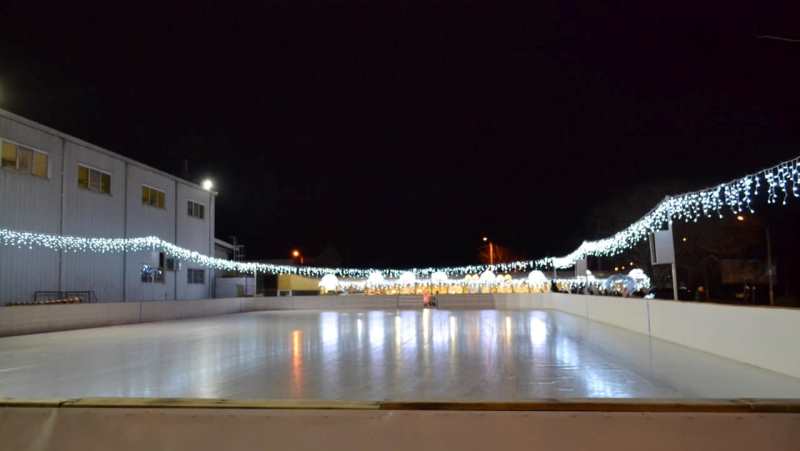 Долгожданное событие: в Измаиле открыли каток - первыми на лёд вышли хоккеисты