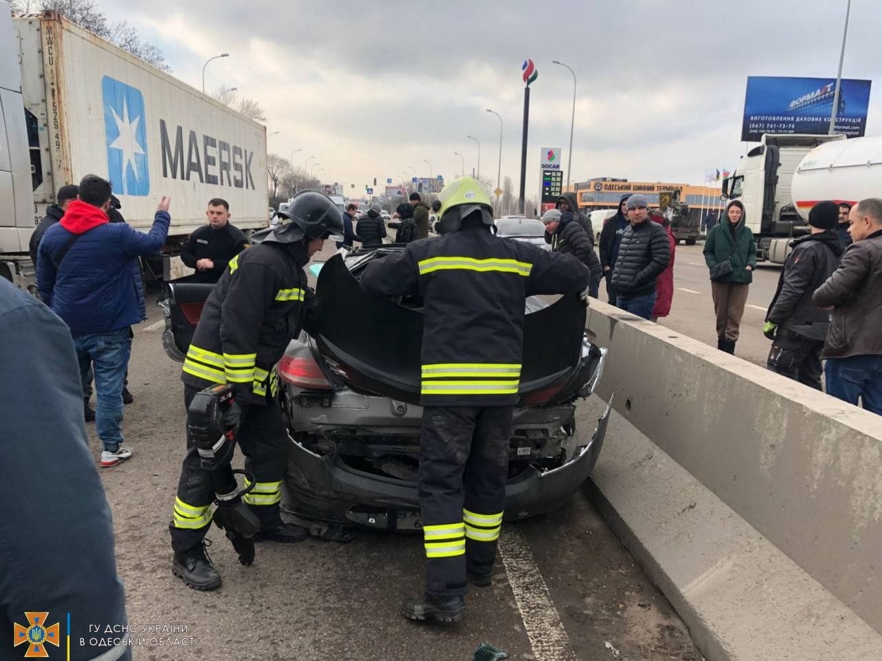 На въезде в Одессу в результате ДТП Mercedes превратился в груду металлолома: тело погибшей женщины пришлось доставать спасателям