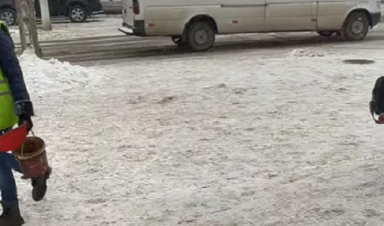 Аккерманские коммунальщики продолжают чистить город от снега - горожане считают, что убирают выборочно