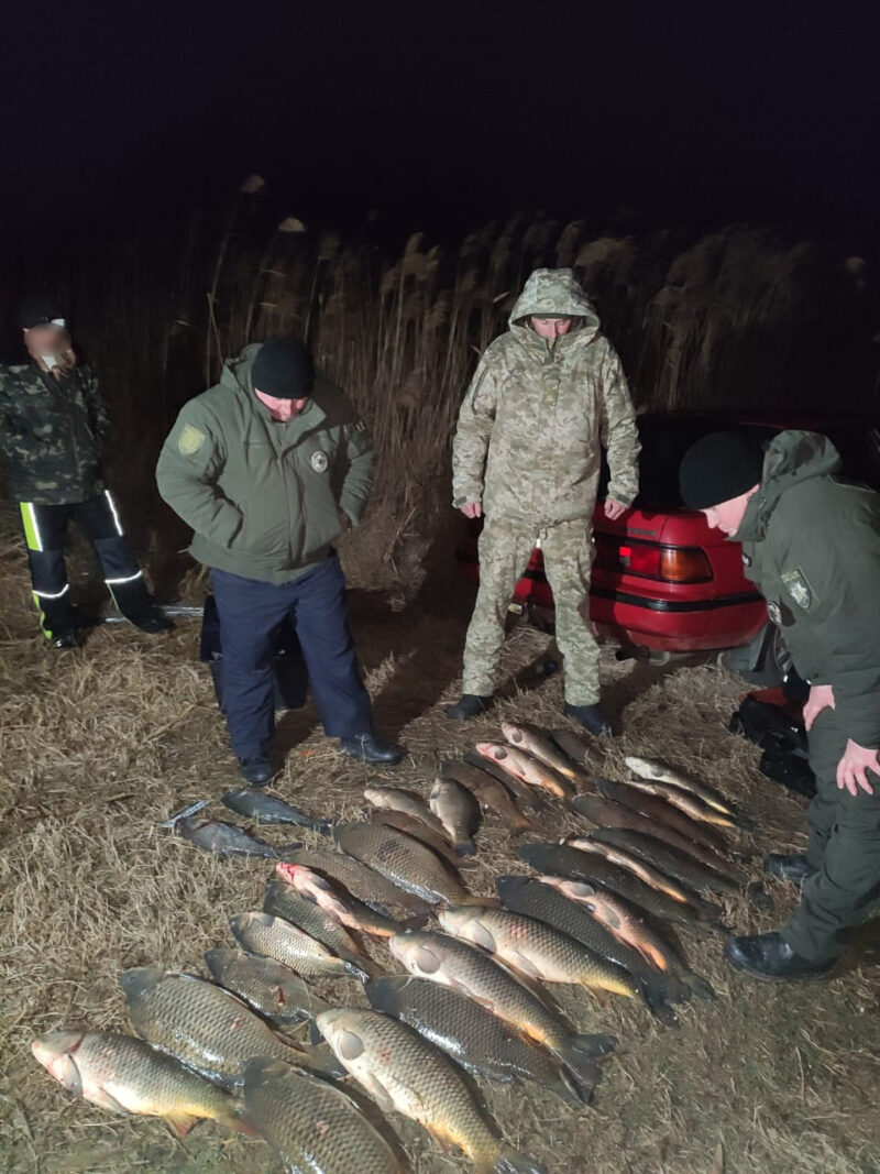 Поймали на горячем с гарпунами, гидрокостюмами и рыбой: возле Измаила на Репиде задержали подводных охотников