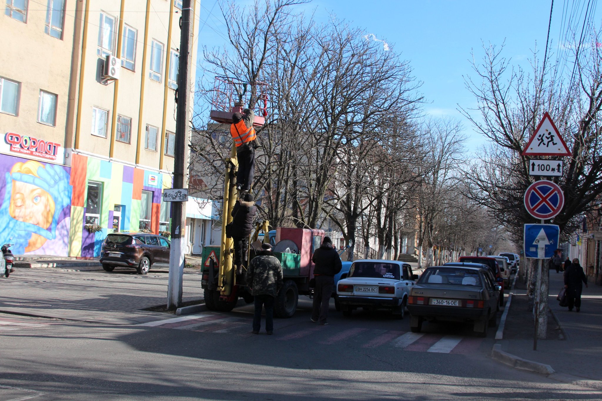 В Аккермане продолжают обновлять уличное освещение и латать ямы с помощью рециклера