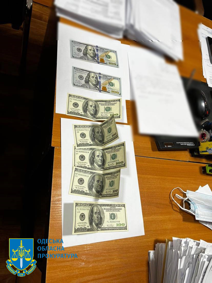 Сняла запрет на выезд за 500 долларов: в Одессе задержан чиновник ГИС за взятку