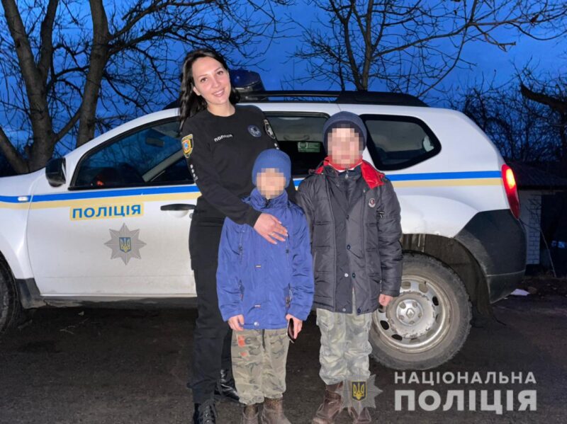 Сбежали из родного дома к бабушке: двое детей босиком прошли 10 км из Винницкой области в Одесскую