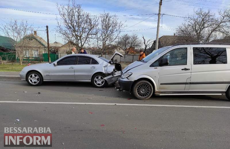 Авария возле большой "Таврии" в Измаиле: на повороте столкнулось два "Мерседеса"