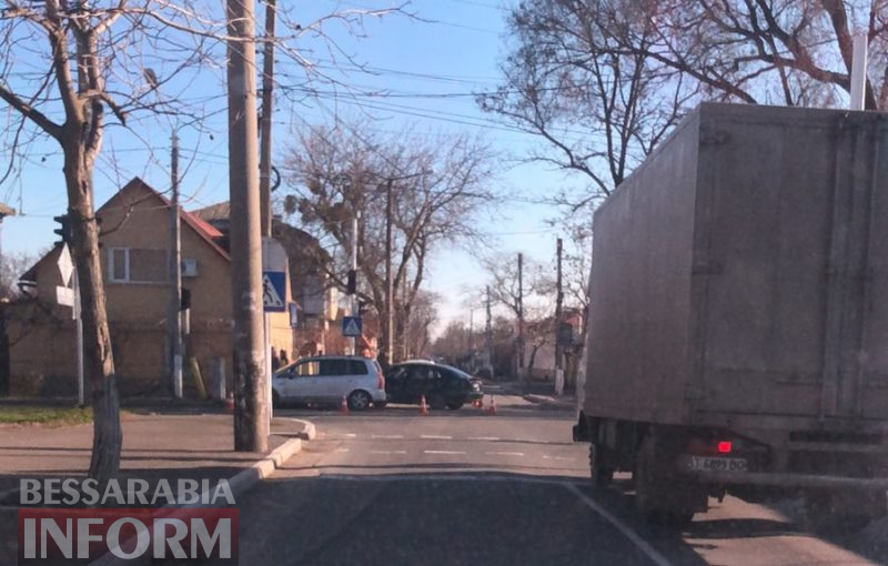 В Измаиле на перекрестке возле неработающего светофора столкнулись две "Mazda"