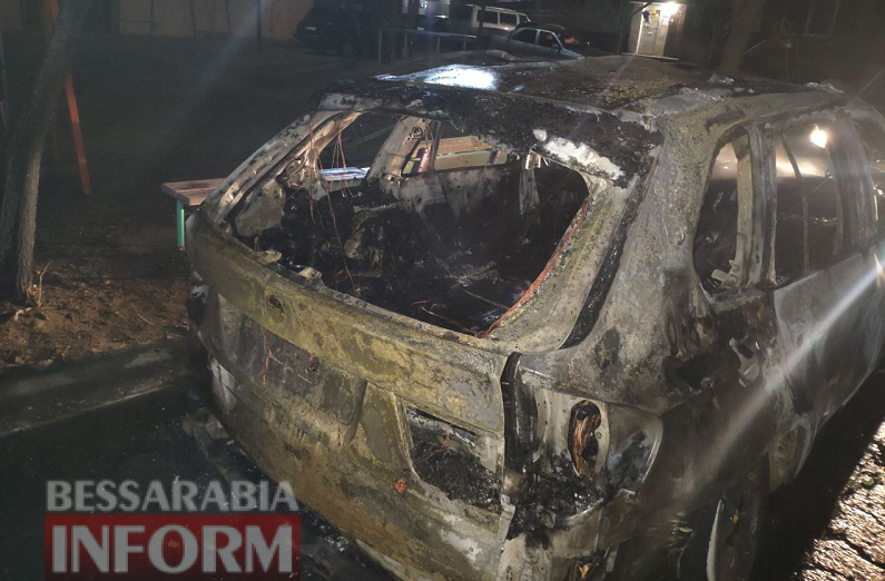 В Аккермане неизвестные облили горючим и сожгли BMW X5: из-за сильного ветра от огня пострадало еще два автомобиля