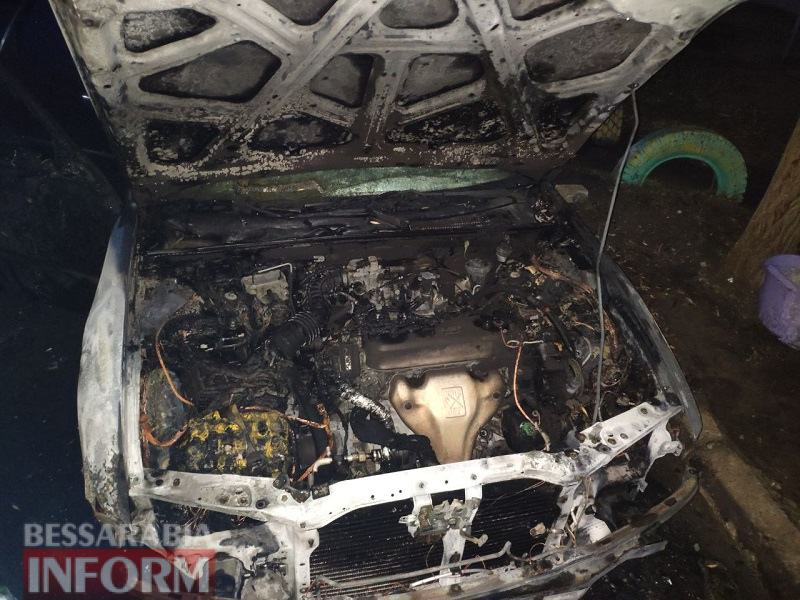 В Аккермане неизвестные облили горючим и сожгли BMW X5: из-за сильного ветра от огня пострадало еще два автомобиля