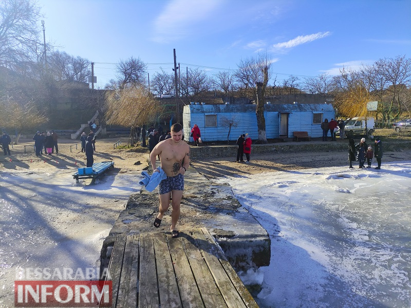 Порывистый холодный ветер не помешал аккерманцам традиционно отметить Крещение, окунаясь в воды Днестровского лимана