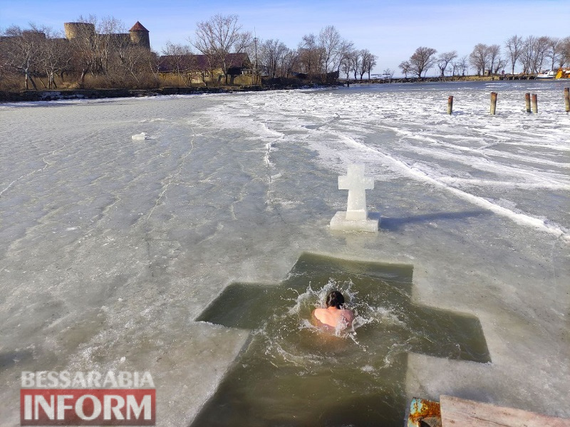 Порывистый холодный ветер не помешал аккерманцам традиционно отметить Крещение, окунаясь в воды Днестровского лимана