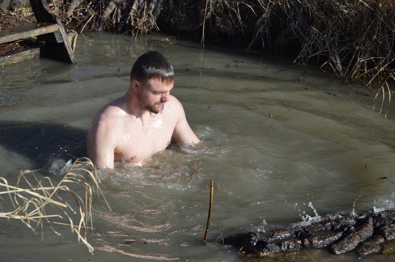 Килийцы окунулись в практически ледяную воду после ее освящения на берегу Дуная (фоторепортаж)