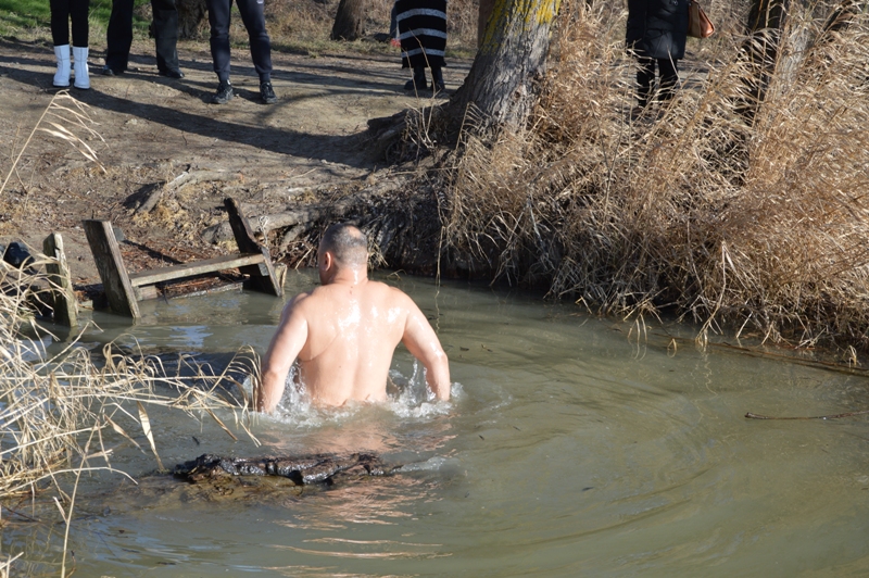 Килийцы окунулись в практически ледяную воду после ее освящения на берегу Дуная (фоторепортаж)