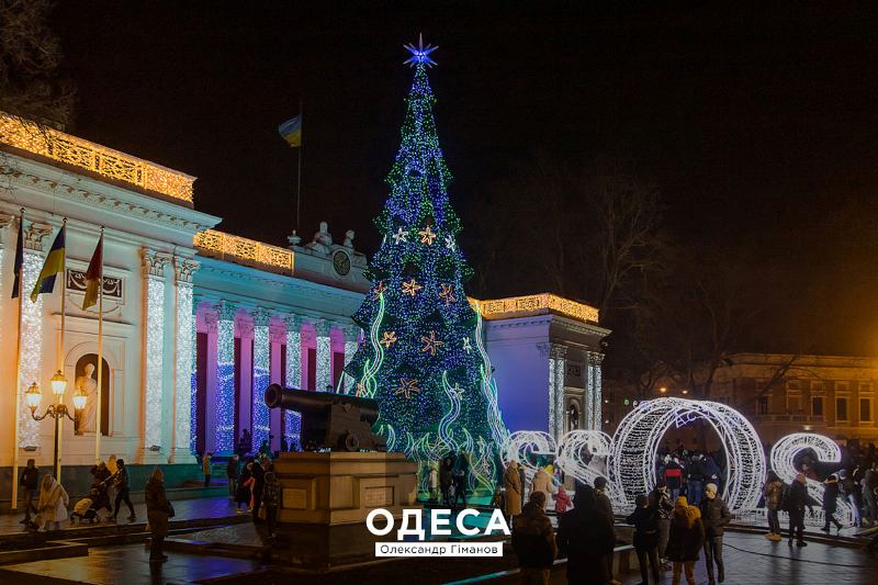 Самые красивые главные ёлки Украины в 2022 году: одесская новогодняя красавица в морском стиле - четвёртая