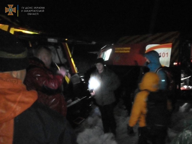 Четверо туристов из Одесской области заблудились ночью в заснеженных Карпатах