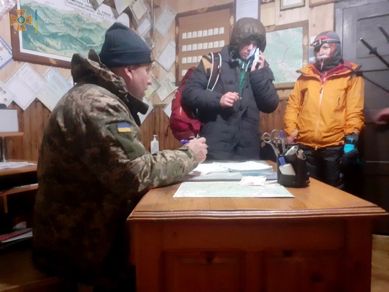 Четверо туристов из Одесской области заблудились ночью в заснеженных Карпатах