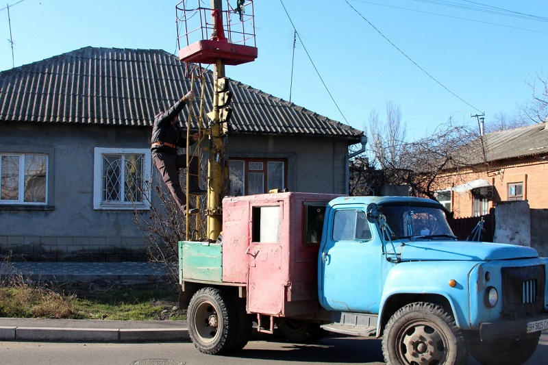 В Белгороде-Днестровском по заявлениям горожан производят замену ламп уличного освещения.